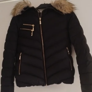 Äkta Hollies jacka - Nyskick, ej äkta päls Mycket varm och skön vinterjacka