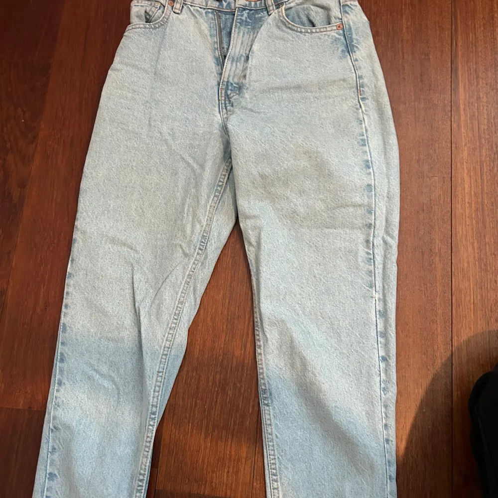 Super fina mom jeans från zara, sitter som en dröm. Tyvärr lite små för mig. Kostade 599 vid köp. Jeans & Byxor.