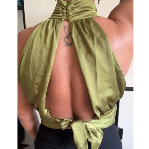 Grön satin öppen rygg topp - Snygg grön satin topp men öppen rygg!🍸🤩