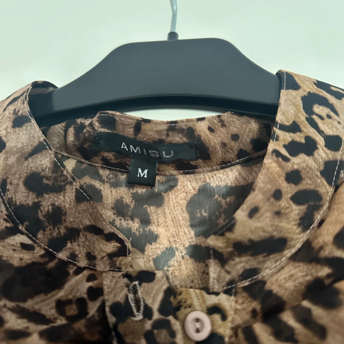 Leopard linne/tshirt med volang - 90