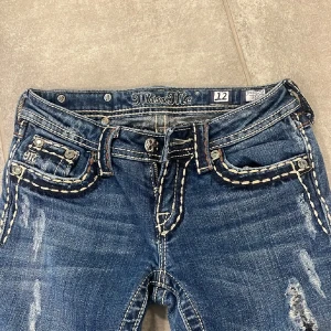 Miss me jeans - Super fina jeans i bra skick. Jag skulle säga att de är W23 i midjan och de passar mig i längden och jag är 157. Man kan alltid sprätta upp de i längden! ❤️