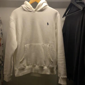 Ralph lauren hoodie - Säljer nu min ralph luaren hoodie som är i jättebra skick. 