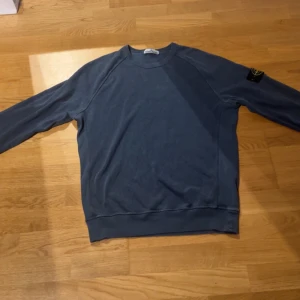 Blå Stone island sweatshirt -  Mycket bra skick köpt på NK i Sthlm för ca 1 år sen inget kvitto kvar 