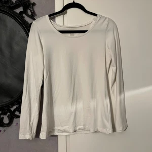 vit långärmad tröja - jättebra skick nästan ny. jag har en likadan i grå uppe också! använd köp nu
