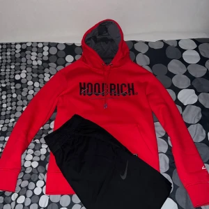Hoodrich hoodie + Nike byxor - Nike byxor storlek M och Hoodrich tröja storlek S paket