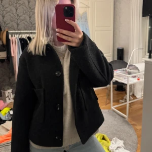 Kappa - Fin kapa ifrån 157 som knappt är använd. Köptes förra hösten, inga defekter mer än att jag har för mig att en knapp är lös men enkelt att sy fast igen 