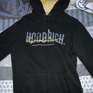 Hoodrich Hoodie - Hoodrich hoodie i storlek Xs passar också S. Sälj då jag inte använder den alls kanske använd 1 gång. 10/10 skick. För frågor och fler bilder kontakta mig. (Pris går att diskuteras vid snabbaffär)