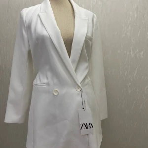 Zara blazer - Vit blazer/kavaj från Zara. Nypris: 999:-