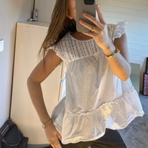 Topp - Volangtopp från hm. Storlek M men passar även S