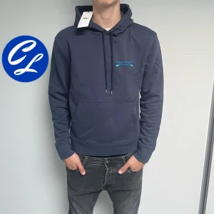 Maison Kitsune Hoodie (HELT NY) - Maison Kitsune Hoodie | Skick: 10/10 (HELT NY) | Strl XS | Pris - 999 | Tags sitter kvar | Fraktar via Postnord eller Instabox på köparens bekostnad | Hör av dig vid minsta fråga eller fundering!