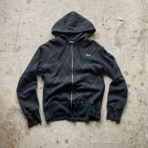 Vintage Dolce gabbana Hoodie - Vintage Dolce & gabbana hoodie. Köpt på humana så osäker på äkthet. Enda flawen är att den är lite sönder på mudden längst ner. Passar M