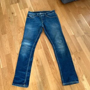 Dondup 20 anniversary jeans - Säljer ett par Dondup 20th anniversary jeans i storlek 34. Dem är i bra skick. Nypris ca 3500-4000.