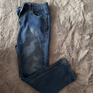 Jeans 33x33 - Bra jeans kvalitet rätt bra snygga små repor som ska finnas där framme 