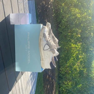 Philip model - Hej säljer nu mina Philip model skor i storlek 43 , skorna är i hyfsat bra   Sick Pris kan diskuteras vid snabb affär. Tveka inte på att höra av er om ni har frågor eller funderingar😊 