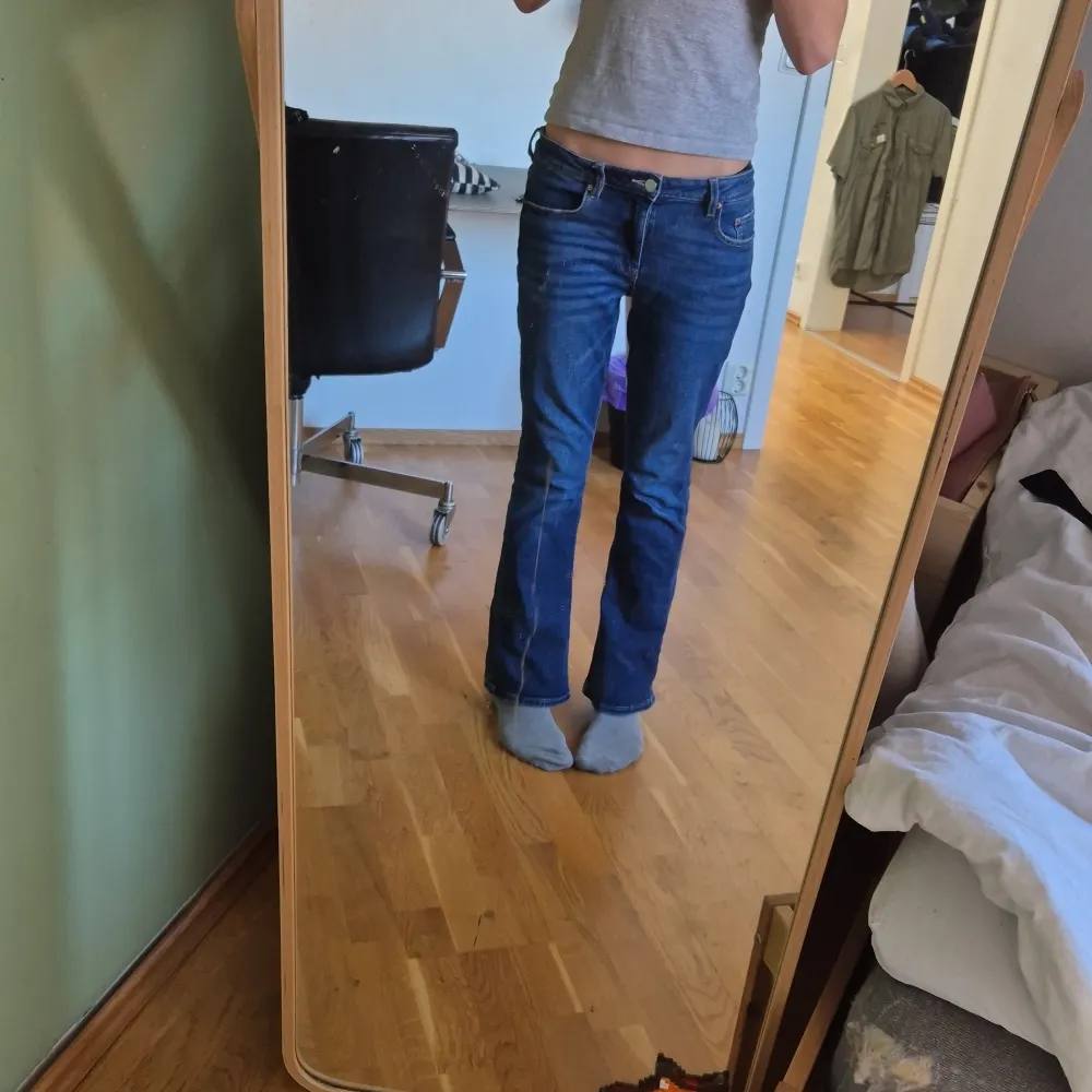 Ett par blåa jeans i storlek 158. Andvänd några gånger men köpte i fel storlek! Köpt för 300 men säljer för 100!. Jeans & Byxor.