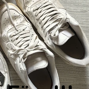 Nike airforce 1 (fresh up by me) - Nike Air Force 1 Lågskor i vit och rosa färg. Skorna är i ok skick efter att jag lagt arbete, jag har som hobby att fräscha upp . Älskar skor. De är perfekta för vardagligt bruk eller för att ge din outfit en touch av stil