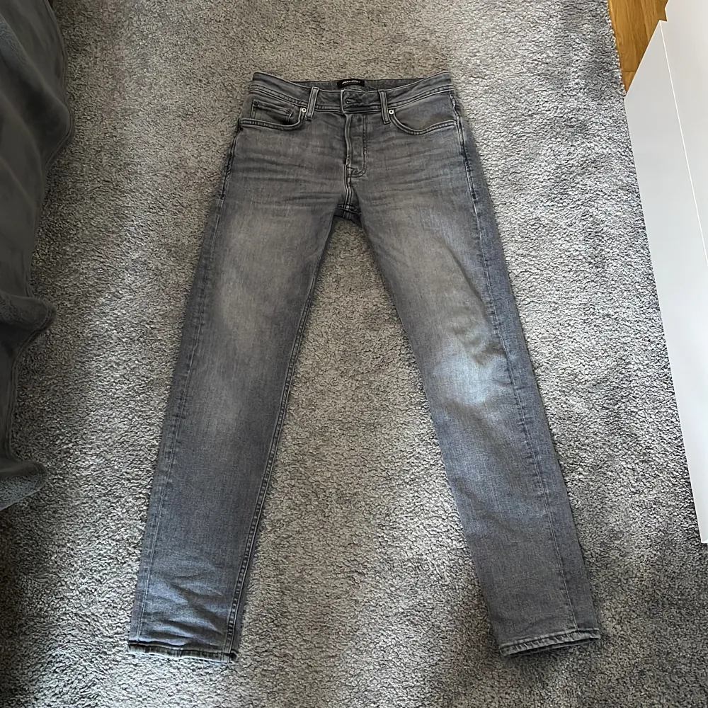 Tja! Säljer dessa par jeans eftersom det inte kommer till användning längre. Inga defekter! Om du är intresserad, skicka ett dm! Storlek 28/32 modell Tapered/Mike. Jeans & Byxor.