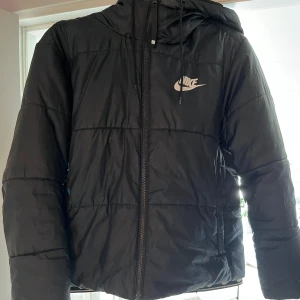 Vinterjacka  - Hejsan säljer nästan en helt ny jacka använd minst 4 gånger🥰dock är de lite lite färg på luvan men absolut inget som störrs 