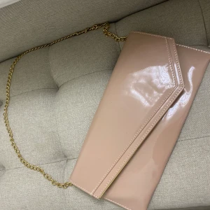 Väska  - Väska oanvänd. Beige rosa lack färgad. Fått i present vet ej vart den är köpt ifrån. 