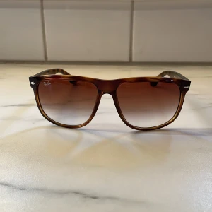 Solglasögon raybanboyfriend - Jättefina rayban boyfriend i fint skick och leopard färg.