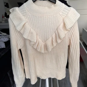 Stickad tröja  - Superfin stickad tröja med volang, nyskick! Storlek S🥰 Pris kan diskuteras! 