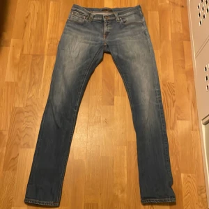Nudie jeans - säljer dessa riktigt snygga nudie jeans i storlek 30/34. modellen tight long john dom har en liten defekt vilket är att märket på baksidan har åkt bor lite men det brukar inte synas se bild 3, priset kan sänkas lite. Om frågor hör av dig mhv charlie 