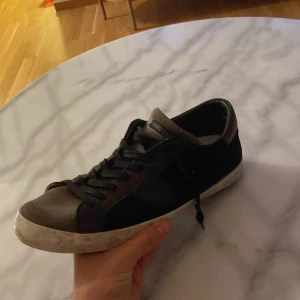 Philippe Model - Tjena, säljer nu dessa sällsynta Phillipe Models då de ej kommer till användning längre! Skorna börjar bli lite slitna men lätt att putsa till! Boxen medkommer, Storlek 44, priset är ej hugget i sten