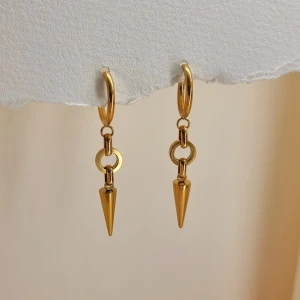 Handgjorda örhängen - Handgjorda örhängen●Följ :@ekjewelryofficial🤲 ● 💎Material- 100% rostfritt stål ●Örhängeskrokar -rostfritt stål . Nickel fri. Längd -5cm. Vattentåliga, ändrar inte färgen! 