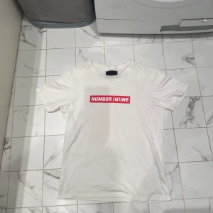 Number (N)ine - number nine t shirt från tidig 2000-tal. Går inte att hitta längre, bra kvalité. Pris kan diskuteras vid snabb affär