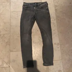 Säljer dessa gråa Jack & Jones jeans i modellen slim/glenn i utmärkt skick | Storlek W29L30 | Pris 250kr men kan diskuteras!