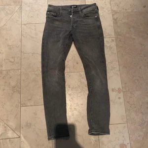 Jack & Jones Jeans - Säljer dessa gråa Jack & Jones jeans i modellen slim/glenn i utmärkt skick | Storlek W29L30 | Pris: 150kr!