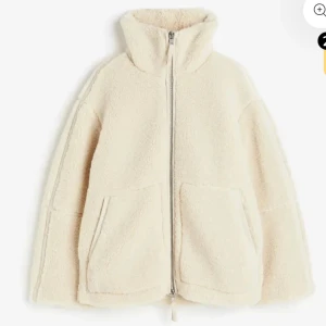 Teddy jacka - Säljer min helt nya teddy jacka i storlek M, skulle personligen säga att den snarare passar storlek S. Säljer då jag ångrar färgen. Kom privat vid frågor eller fler bilder. Nypris 1139 kr❤️