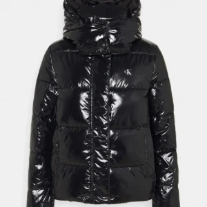 calvin klein jacka  - superfin calvin klein jacka! använd förra vintern💗💗liten fläck på undersidan av ärmen, se andra bilden. Men ingen man tänker på!