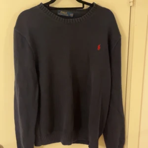 Ralph lauren tröja - Säljer denna populära Ralph lauren tröjan, den har inga defekter eller slitningar. 9,5/10 skick  Perfekt att ha inför den kommande hösten och vintern, skriv för fler bilder och frågor
