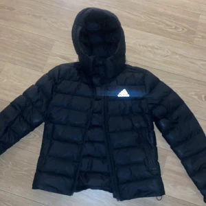 Adidas jacka  - Säljer min svarta adidas jacka bra sick varm och skön dunjacka 