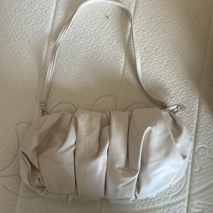 Väska  - Fin oanvänd väska från shein💕 Skriv vid intresse 