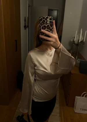 Blus boohoo beige - Beige/champange färgad blus från boohoo Helt ny med prislappen på, säljer då den är förliten för mig  Aldrig använd  Superfin till mer speciella tillfällen ✨🫶🏻 Siden/silkes material