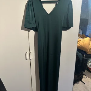 Snygg klänning - En snygg lång klänning från VILA som aldrig är använd endast provad.  Tyvärr drar den enligt mig lite liten i storleken