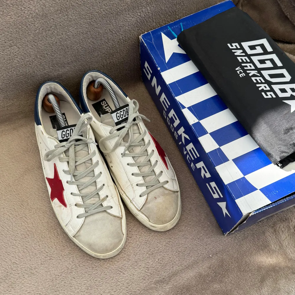 Golden Goose skor i bra skick: lite missfärgat vid vänstra tån | Box samt dustbag ingår | INGA BYTEN. Skor.