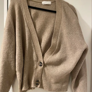 Stickad tröja  - Nästan oanvänd stickad tröja. 