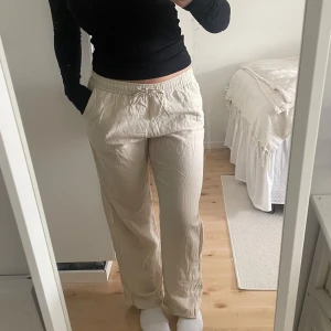 Linnebyxor - Linnebyxor från neo noir i bra skick, har en söm som gått upp i midjebandet