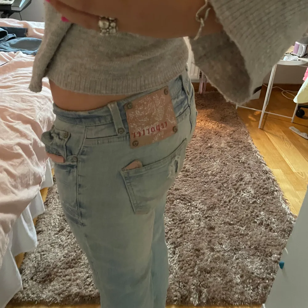 lågmidjade jeans med rosa fina detaljer 💖. Jeans & Byxor.