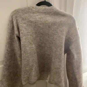 Beige stickad tröja - Super fin stickad tröja i beige, storlek S! Knappt använd💞