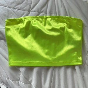 Neongrön festtop  - Perfekt till studentfest med neontema. Toppen är lite nopprig, dock inget jag tänkt på.