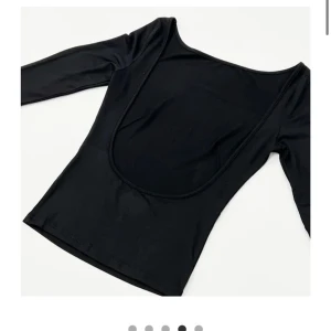 Alobha topp - Säljer min Alobha label topp som är djup i ryggen och har slits vid ärmarna. Jätte skönt material! XS är slutsåld på deras hemsida. (Bilderna 1 & 2 är lånade från Alobha label hemsida!)