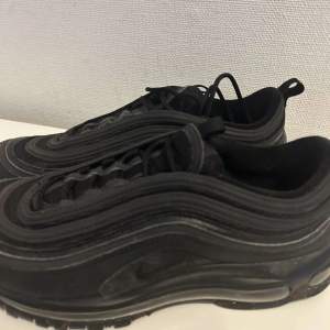 Air max 97, hel svarta men absolut stiliga! Dessa är använda men är i bra skick!