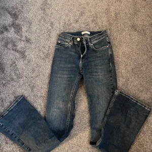 Low Waist Bootcut Jeans - Säljer dem snyggaste lågmidjade jeansen från Ginatricot som inte är använda mer än 3 gånger och är i ett såå fint skick💕💕nypris 500kr, använd gärna ”Köp nu” knappen🥰
