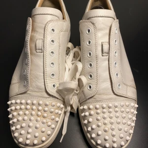 Christian Louboutin skor - Hej! Säljer nu dessa Loubs skor, storlek 43, skicket bedömer vi är använt orginal sulorna inuti saknas , tveka inte på att höra av er vid frågor kring skorna! 