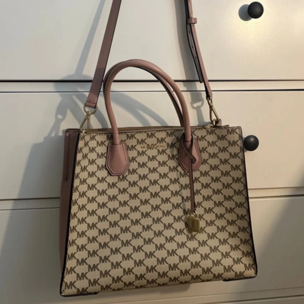 Oanvänd Michael kors väska med prislapp på. Säljer för den inte kommer till användning och returstiden har gått ut. Skriv om ni har frågor eller vill diskutera priset 💝. Väskor.