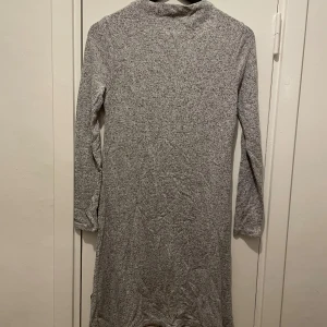 Mörk grå klänning - Mörk grå klänning i väldigt mysigt tyg material  Står storlek XS men passar mig som är S  Bra skick, kan behövas tvättas då de legat på vinden under sommaren och fått lite ludd från ett annat klädesplagg. 